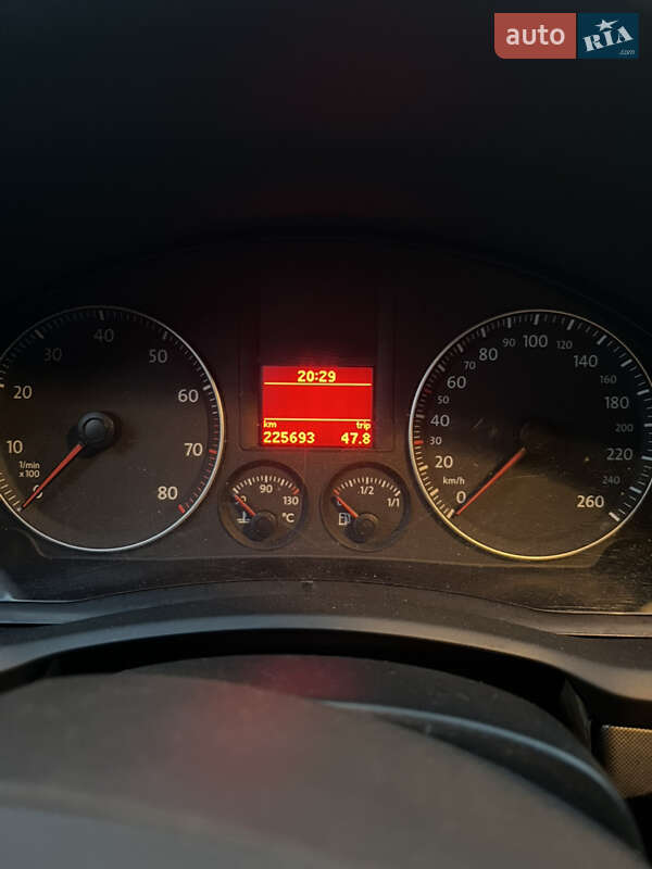 Хэтчбек Volkswagen Golf 2004 в Ровно