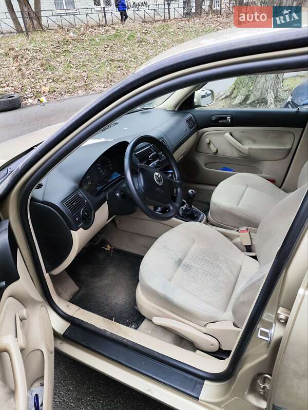 Хэтчбек Volkswagen Golf 2001 в Киеве