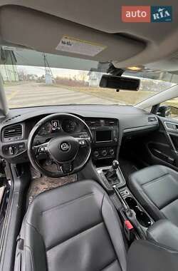 Хетчбек Volkswagen Golf 2016 в 