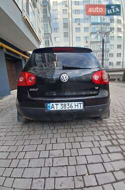 Хетчбек Volkswagen Golf 2004 в 