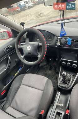 Хэтчбек Volkswagen Golf 2001 в 