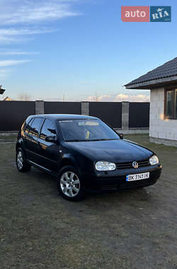 Хэтчбек Volkswagen Golf 2003 в Березному