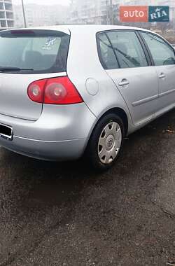 Хетчбек Volkswagen Golf 2004 в 