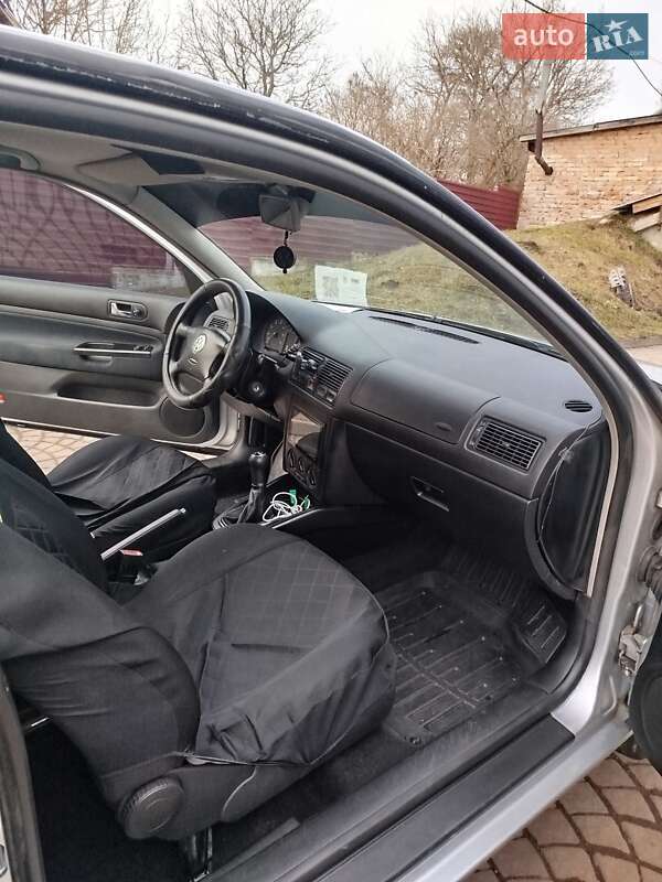 Хетчбек Volkswagen Golf 2003 в Шептицькому