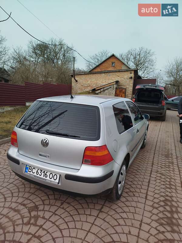 Хетчбек Volkswagen Golf 2003 в Шептицькому