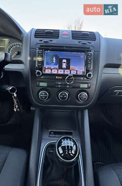 Хэтчбек Volkswagen Golf 2005 в 