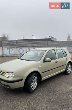 Хетчбек Volkswagen Golf 2002 в Запоріжжі