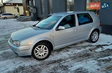 Хэтчбек Volkswagen Golf 2002 в Коростене