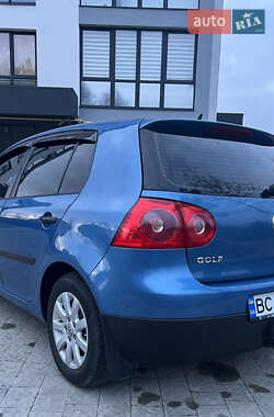 Хэтчбек Volkswagen Golf 2004 в Новояворовске