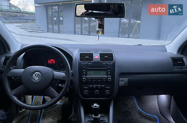 Хэтчбек Volkswagen Golf 2004 в Новояворовске