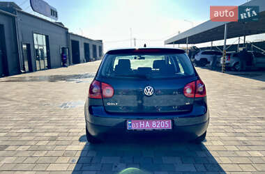 Хэтчбек Volkswagen Golf 2005 в 