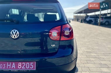 Хэтчбек Volkswagen Golf 2005 в 