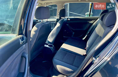 Хэтчбек Volkswagen Golf 2005 в 