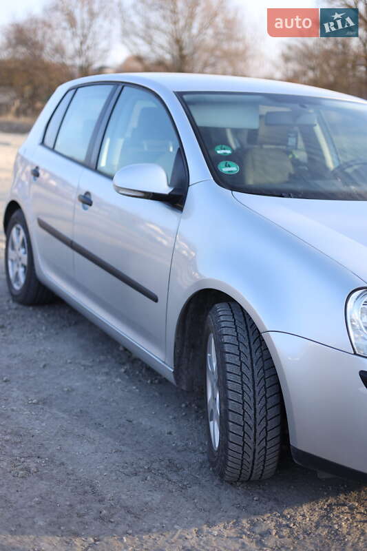 Хетчбек Volkswagen Golf 2004 в Хмельницькому