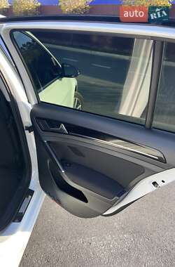Хетчбек Volkswagen Golf 2013 в 