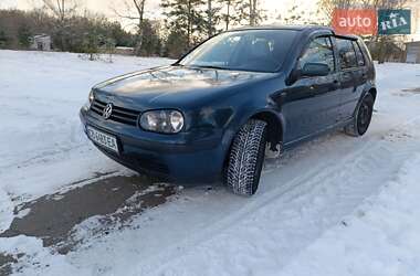 Хетчбек Volkswagen Golf 2001 в Путивлі