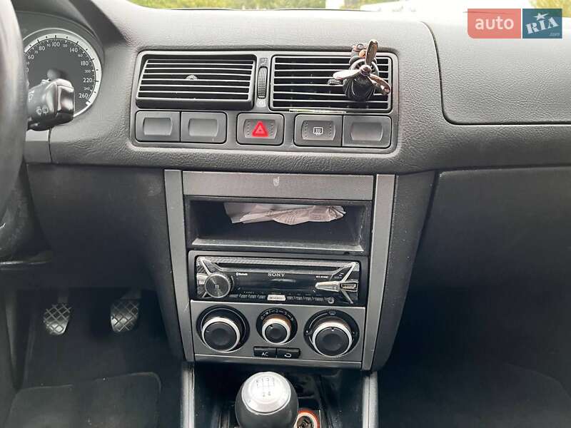 Хетчбек Volkswagen Golf 2001 в Львові