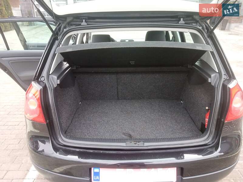 Хетчбек Volkswagen Golf 2004 в Луцьку