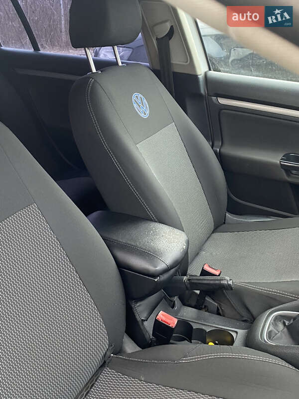 Универсал Volkswagen Golf 2010 в Хусте