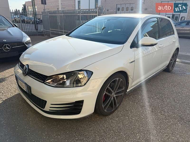 Хэтчбек Volkswagen Golf 2016 в Киеве