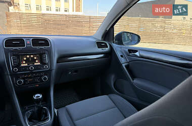 Хэтчбек Volkswagen Golf 2010 в 