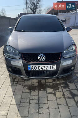 Хэтчбек Volkswagen Golf 2004 в Ужгороде