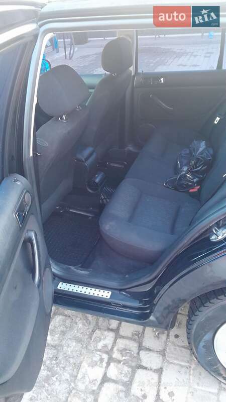 Хэтчбек Volkswagen Golf 2002 в Староконстантинове