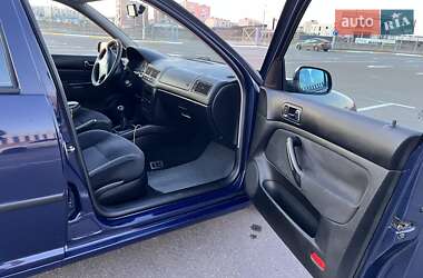 Хэтчбек Volkswagen Golf 1999 в 
