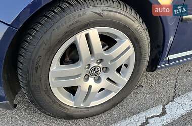 Хэтчбек Volkswagen Golf 1999 в 