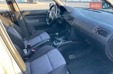 Хетчбек Volkswagen Golf 2002 в 