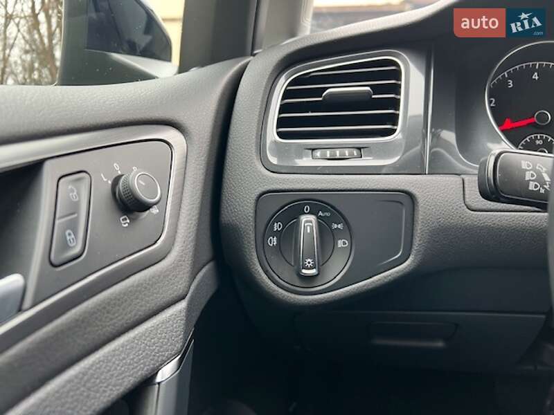 Хэтчбек Volkswagen Golf 2020 в Киеве