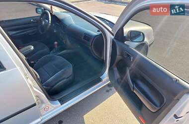 Хэтчбек Volkswagen Golf 1999 в 
