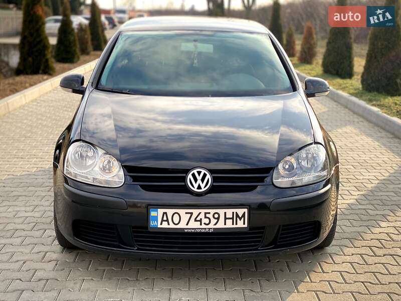 Хетчбек Volkswagen Golf 2004 в Мукачевому