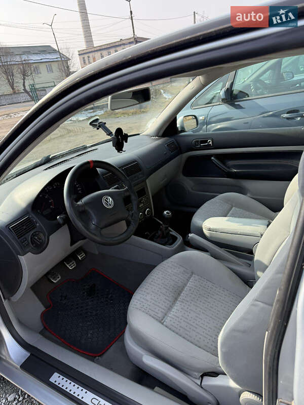 Хетчбек Volkswagen Golf 2003 в Звягелі