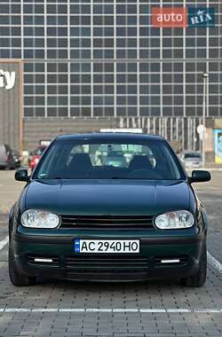 Хэтчбек Volkswagen Golf 2002 в Луцке