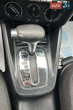 Хэтчбек Volkswagen Golf 2001 в 