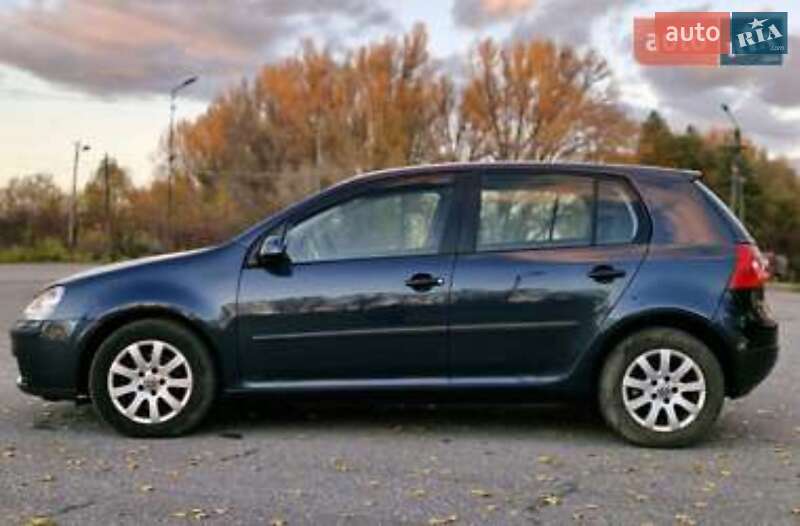 Хэтчбек Volkswagen Golf 2005 в Волочиске