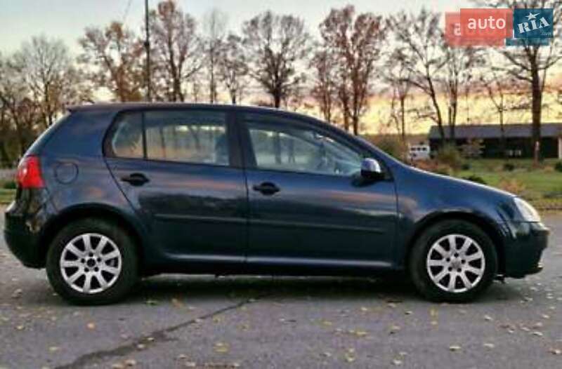 Хэтчбек Volkswagen Golf 2005 в Волочиске