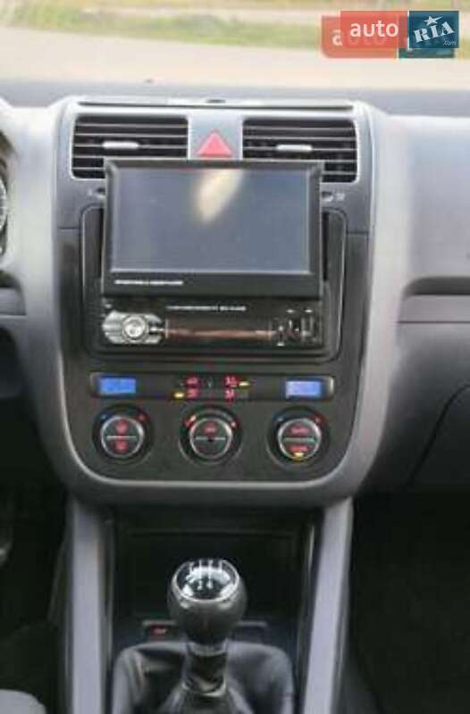 Хэтчбек Volkswagen Golf 2005 в Волочиске