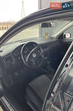 Хэтчбек Volkswagen Golf 2003 в 