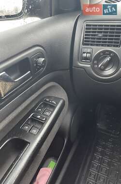 Хэтчбек Volkswagen Golf 2003 в 