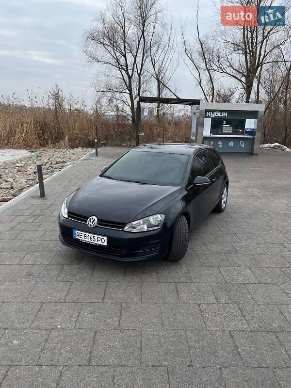 Хэтчбек Volkswagen Golf 2015 в 