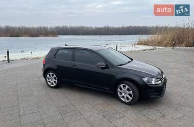 Хэтчбек Volkswagen Golf 2015 в 
