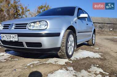 Хетчбек Volkswagen Golf 2002 в Радомишлі