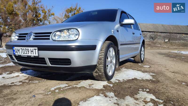 Хетчбек Volkswagen Golf 2002 в Радомишлі