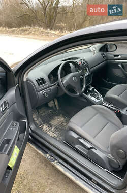 Хэтчбек Volkswagen Golf 2004 в 
