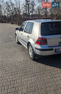 Хетчбек Volkswagen Golf 2001 в 