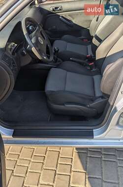 Хетчбек Volkswagen Golf 2001 в 