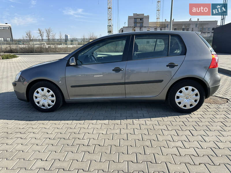 Хетчбек Volkswagen Golf 2004 в 