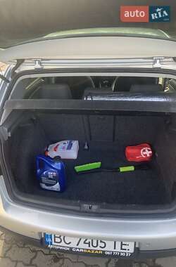 Хэтчбек Volkswagen Golf 2004 в 